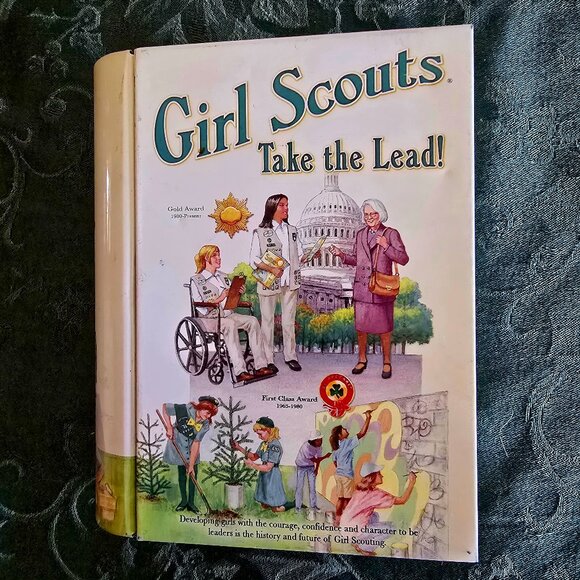 1980s Vintage "GIRL SCOUTS TAKE THE LEAD" Book Collectible Tin - Picture 1 of 9